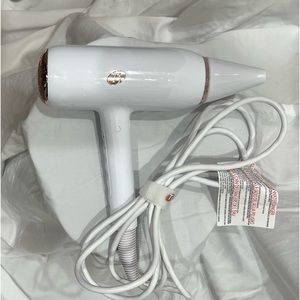 T3 Featherweight StyleMax Hair Dryer, One Concentrator attachment included.
